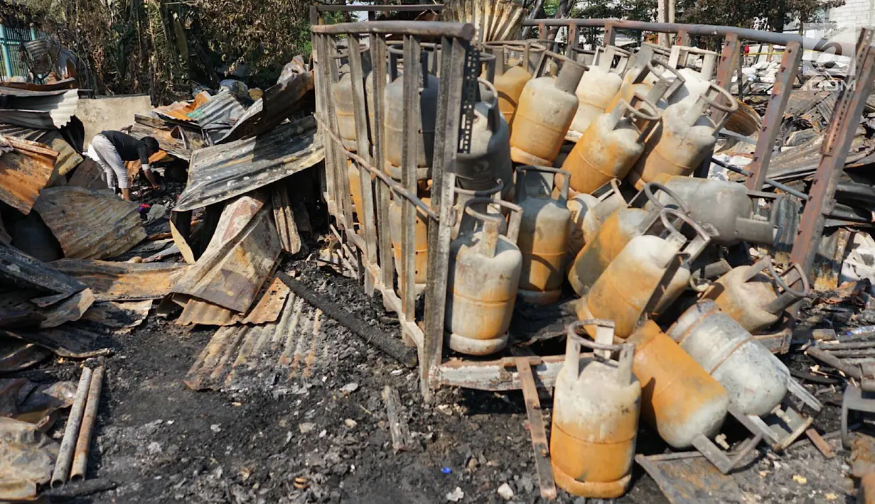 Sejumlah tabung gas terlihat di sisa-sisa kebakaran yang menghanguskan lahan parkir di Jalan Budi Mulia Utara, Pademangan, Jakarta Utara, Rabu (24/7/2019). Kebakaran diduga terjadi akibat korsleting arus listrik. (Liputan6.com/Immanuel Antonius)