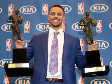 Bintang Golden State Warriors, Stephen Curry menerima NBA Most Valuable Player Awards di ORACLE Arena, Oakland California, (10/5/2016). (Ezra Shaw/Getty Images/AFP)