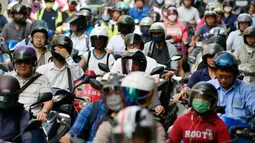 Sejumlah pengendara sepeda motor mengantre untuk melintas pada jam sibuk pagi hari di Jembatan Taipei, China (21/5). Uniknya, motor yang melintas mayoritas berjenis skuter matik. (AFP Photo/Chris Stowers)