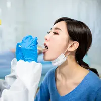 Ilustrasi Swab Test Covid-19 (ShutterStock/By aslysun)