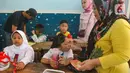 Para orang tua siswa tampak mengantar dan menemani anak mereka pada hari pertama sekolah. (merdeka.com/Arie Basuki)