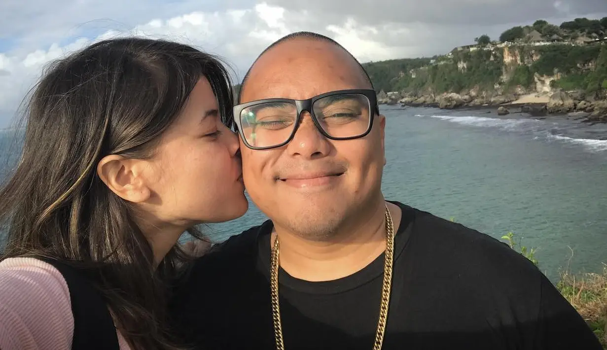 Siapa yang menyangka jika di balik penampilannya di atas panggung yang keren, tenryata Igor merupakan sosok pria yang romantis. (Foto: instagram.com/saykoji)