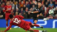 Gelandang Salzburg, Hwang Hee-Chan, melepaskan tendangan saat melawan Liverpool pada laga Liga Champions di Stadion Anfield, Liverpool, Rabu (2/10). Liverpool menang 4-3 atas Salzburg. (AFP/Paul Ellis)