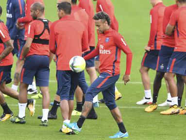 Bintang Baru PSG, Neymar (tengah) saat melakukan jugling pada sesi latihan di Camp des Loges, Paris, (11/8/2017). PSG akan mengawali Liga 1 Prancis melawan Guingamp. (AFP/Alain Jocard)