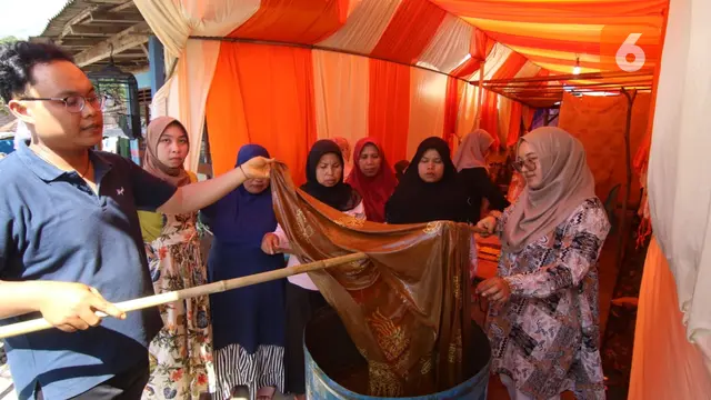 Proses pelatihan  batik kepada masyarakat osing Banyuwangi (Hermawan Arifianto/Liputan6.com)