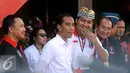 Presiden Jokowi (kedua kiri) mendengarkan penjelasan dari pengawas turnamen, Maruarar Sirait saat pembukaan turnamen Piala Presiden 2015 di Stadion Kapten I Wayan Dipta, Gianyar, Bali, Minggu (30/8/2015). (Liputan6.com/Helmi Fithriansyah)