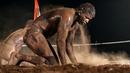 Pegulat penuh lumpur pada ajang "Indian traditional wrestling competition" atau Kushti di Arena Akhara, Mumbai, India, 20 Maret 2016. Olahraga tradisional ini terus di lestarikan sebagai bagian dari budaya. (EPA/Divyakant Solanki)