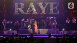 Penyanyi sekaligus penulis lagu asal Inggris, Raye memberikan penampilan spesialnya di hari ketiga atau terakhir gelaran Jakarta International BNI Java Jazz Festival (JJF) 2025 di JIExpo Kemayoran, Jakarta, Minggu (1/6/2025). (Liputan6.com/Herman Zakharia)