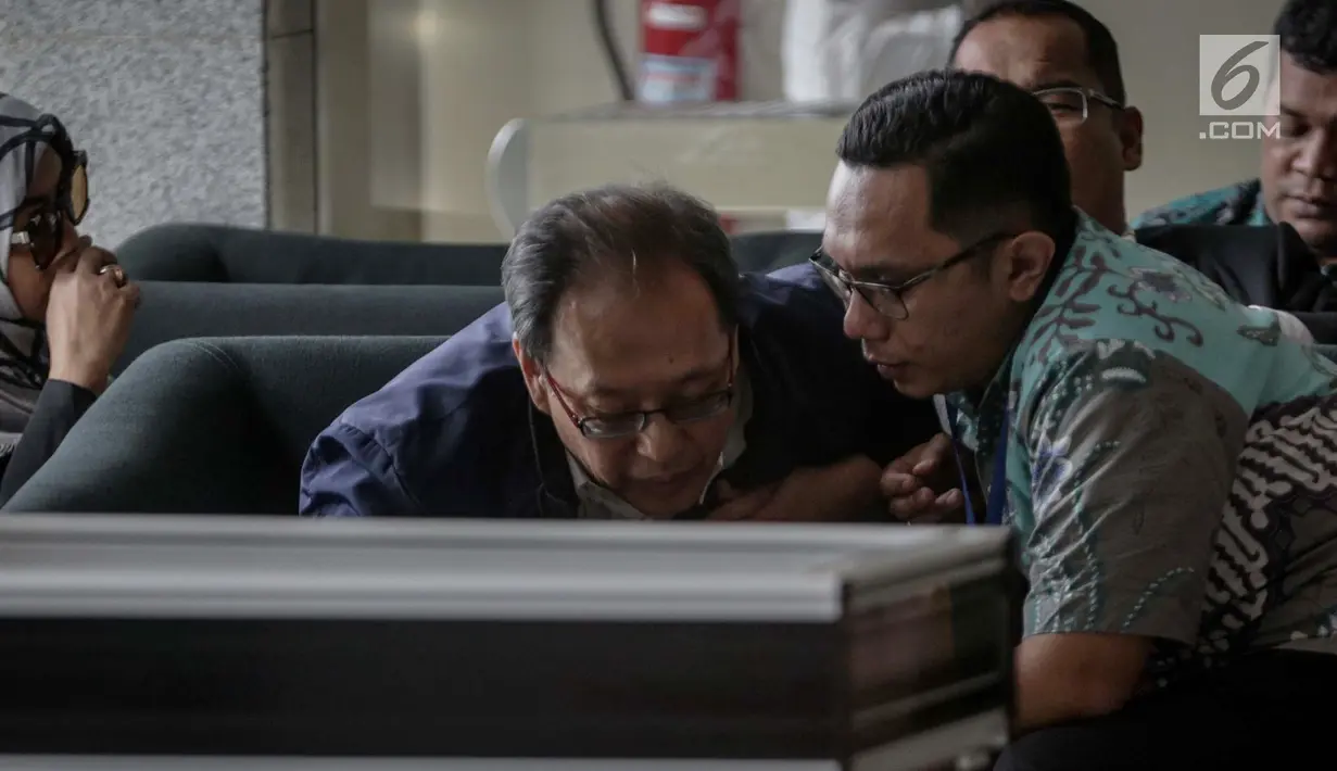 Pengusaha Made Oka berbincang dengan kenalannya saat menunggu untuk menjalani pemeriksaan di Gedung KPK, Jakarta, Senin (20/11). Pada sidang sebelumnya (10/11/2017), Oka mengaku kenal dekat dengan Novanto. (Liputan6.com/Faizal Fanani)