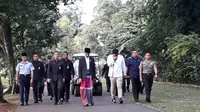 Ditemani Menantunya, Jokowi Jalan Kaki Menuju Tempat Salad Id (Merdeka.com/Intan Umbari Prihatin)