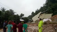 Longsor melanda Kabupaten Sijunjung, Sumatera Barat, Selasa (21/1/2020). Akibatnya jalan lintas Sumatera Barat - Jambi terputus. (Liputan6.com/ Novia Harlina)