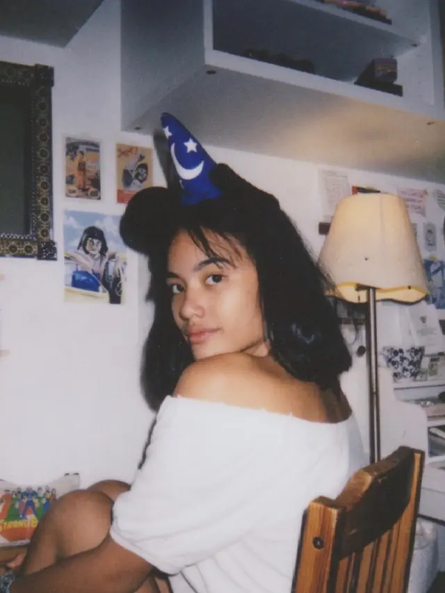 Gaya Arawinda Kirana Pakai Outfit Putih, Simpel Tapi Menawan