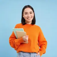 Konsep pendidikan wanita muda Asia yang tersenyum dengan buku catatan tampak bahagia di depan kamera (Foto dok : Freepik/benzoix).