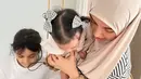 Meski bukan adik ataupun sepupu kandung, namun Hawa terlihat sangat menyayangi Humaira. Tak hanya Hawa, momen kebersamaan Ukkasya anak pertama Zaskia Sungkar dengan Baby Humaira beberapa waktu lalu juga curi perhatian. Meski wajahnya belum diperlihatkan, namun tak sedikit netizen yang gemas melihat tatanan rambut Baby Humaira ini. (Liputan6.com/IG/@zaskiasungkar15)