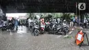 Pengendara motor saat terjebak banjir yang merendam Jalan Abdullah Syafei, Tebet, Jakarta, Kamis (18/2/2021). Menurut warga setempat, banjir ini merupakan yang pertama kali terjadi yang diduga disebabkan adanya proyek revitalisasi kolong flyover. (merdeka.com/Iqbal S Nugroho)