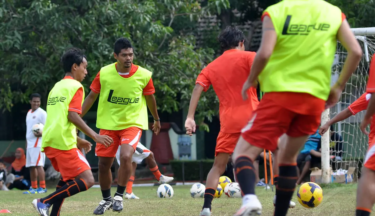  Penyerang Persija Jakarta, Bambang Pamungkas (kedua dari kiri) ikut dalam sesi latihan yang dihelat di Markas Yon Zikon 13, Jakarta (2/1/2015). (Liputan6.com/Miftahul Hayat)