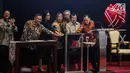 Wakil Presiden Jusuf Kalla bersama sejumlah menteri membuka perdagangan saham 2018 di Gedung Bursa Efek Indonesia, Jakarta, Selasa (2/1). Indeks saham LQ45 juga naik 0,02 persen ke posisi 1.079,45. (Liputan6.com/Faizal Fanani)