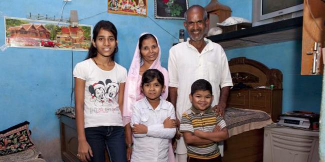 Laxmi (tengah) dan keluarga | (c) Cover Asia Press