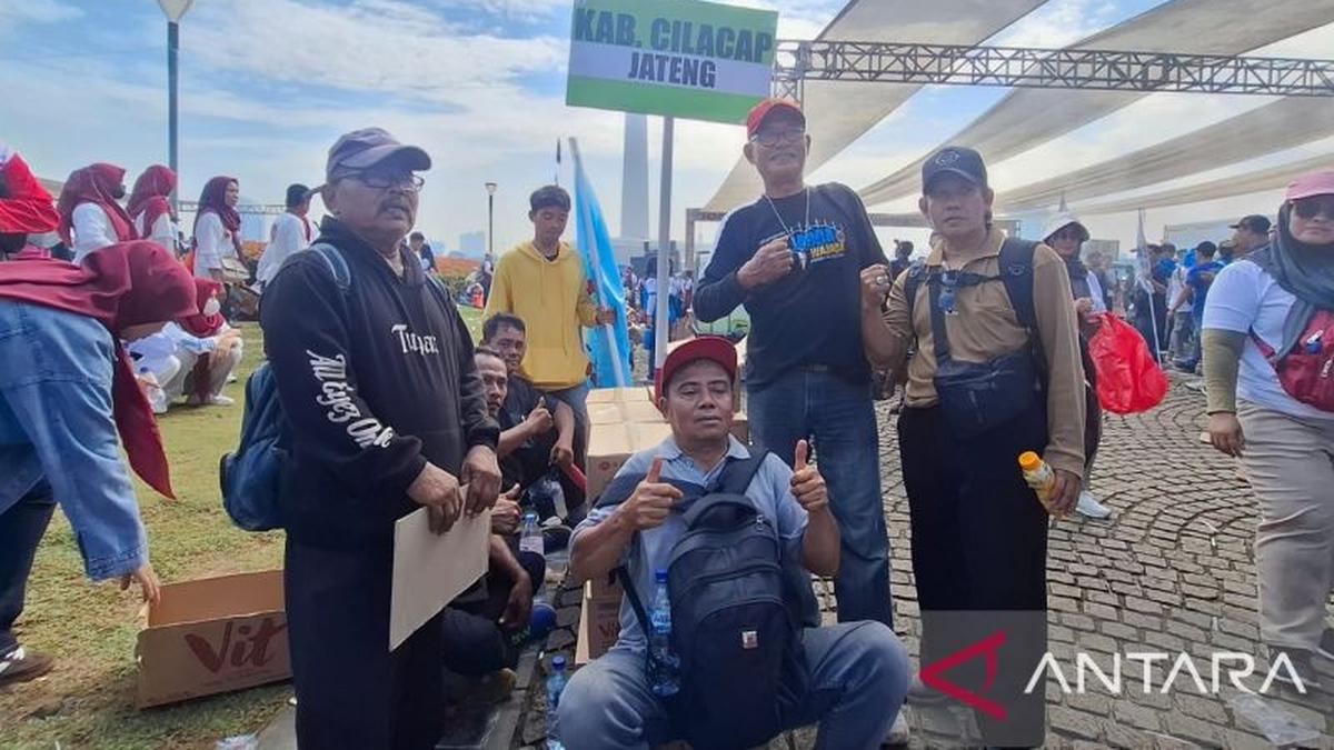 Buruh 60 Tahun Asal Cilacap Rela Tempuh 9 Jam Demi May Day di Monas
