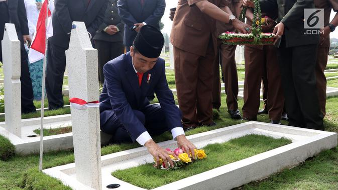 Presiden Joko Widodo bersama para veteran menabur bunga di TMP Cikutra, Bandung, Sabtu (10/11). Upacara ini untuk mengenang jasa para pahlawan yang telah berjasa untuk Indonesia. (Liputan6.com/Angga Yuniar)