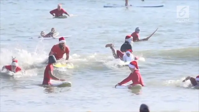 Sebanyak 837 Santa Claus berkumpul di Pantai Florida untuk berselancar. Acara ini merupakan bagian dari amal dan mendapat rekor dunia.