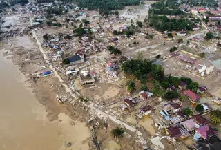 Foto udara yang diambil menggunakan drone ini menunjukkan wilayah yang terdampak banjir bandang di Aceh Tamiang, Pulau Sumatra, Kamis 4 Desember 2025. Kabupaten Aceh Tamiang adalah salah satu wilayah yang mengalami dampak paling parah setelah dihantam banjir bandang dan longsor pada Rabu (26/11/2025) lalu. (AP Photo/Binsar Bakkara)
