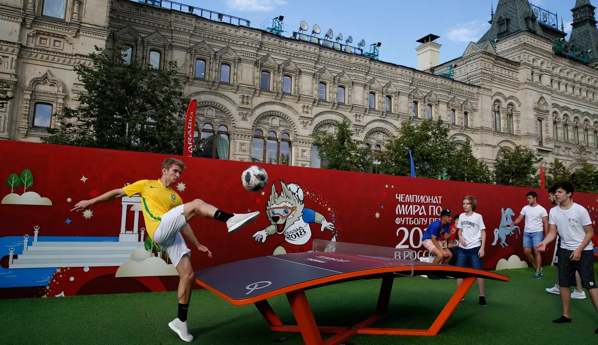 Sejumlah pria bermain bola jelang final Piala Dunia 2018 antara Prancis melawan Kroasia di Moskow, Rusia, (13/7). Final Piala Piala Dunia 2018 akan berlangsung di Stadion Luzhniki, Moskow, Rusia. (AP Photo/Rebecca Blackwell)