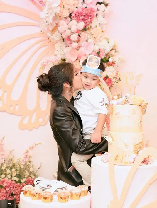 Sebagai bintang utama dalam pestanya, Fuji tampil kontras di antara dekorasi dan penampilan serba putih tamu undangan. [@fuji_an]