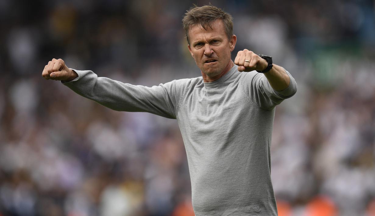 Jesse Marsch. Pelatih Amerika Serikat berusia 48 tahun yang baru setengah musim membesut Leeds United ini baru saja mendatangkan 3 mantan anak asuhnya di RB Salzburg dan RB Leipzig, Brenden Aaronson, Rasmus Kristensen dan Tyler Adams di bursa transfer musim panas 2022/2023. Nama terakhir bahkan merupakan rekan setimnya saat memperkuat New York Red Bulls di MLS. Jesse Marsch sendiri membesut kedua klub tersebut mulai 2019/2020 hingga tengah musim 2021/2022. (AFP/Oli Scarff)
