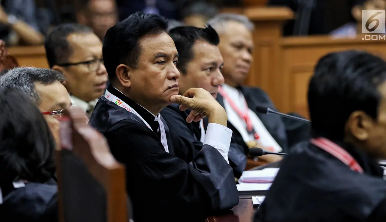 Ketua Hukum Joko Widodo-Ma'ruf Amin, Yusril Ihza Mahendra saat mengikuti sidang ke-5 sengketa Pilpres 2019 di Gedung MK, Jakarta, Jumat (21/6/2019). Sidang beragendakan mendengar keterangan saksi dan ahli dari pihak terkait yakni paslon nomor urut 01 Jokowi-Ma'ruf Amin. (Liputan6.com/Johan Tallo)