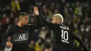 Dua menit laga babak kedua berjalan, PSG yang langsung menekan Nantes sejak kick-off babak kedua menuai hasilnya. Neymar membawa PSG mempertipis jarak lewat golnya via sepakan kaki kanan memanfaatkan umpan Lionel Messi. (AFP/Loic Venance)