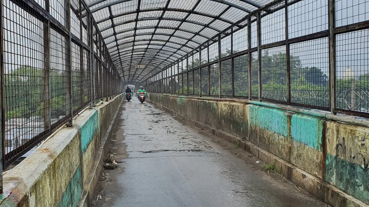 Jembatan penyeberangan orang di Dipo Kereta Api, Kelurahan Ratujaya, Kecamatan Cipayung, Depok.