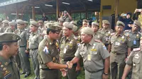 Wakil Gubernur DK Jakarta Sandiaga Uno menyalami salah satu anggota Satpol PP. (Liputan6.com/Nanda Perdana Putra)