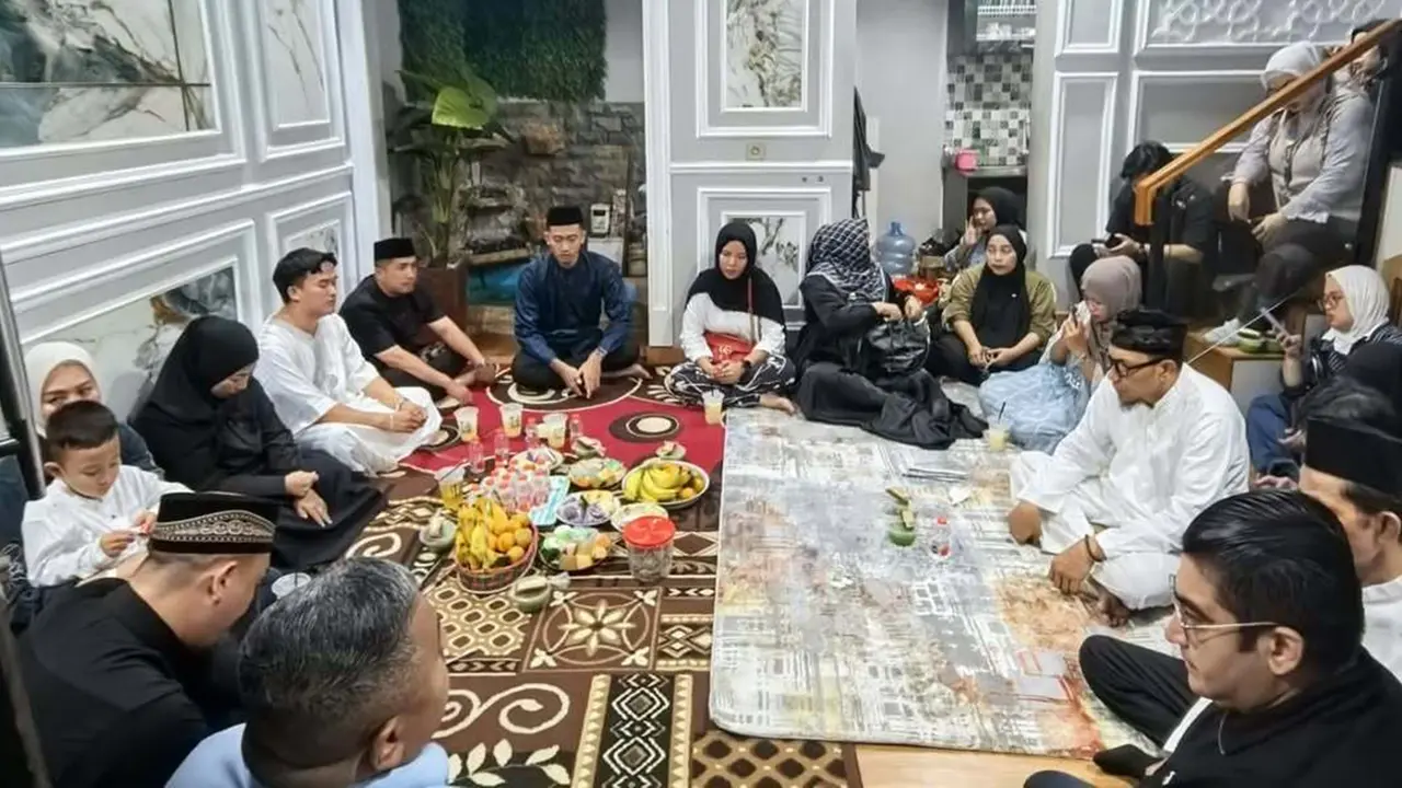 7 Potret Rumah Mpok Alpa Dipadati Ribuan Jemaah saat Tahlilan 7 Hari, Penuh Haru
