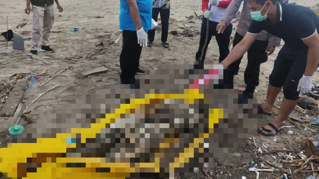 Polisi evakuasi mayat yang ditemukan di pantai Alas Purwo (Istimewa)