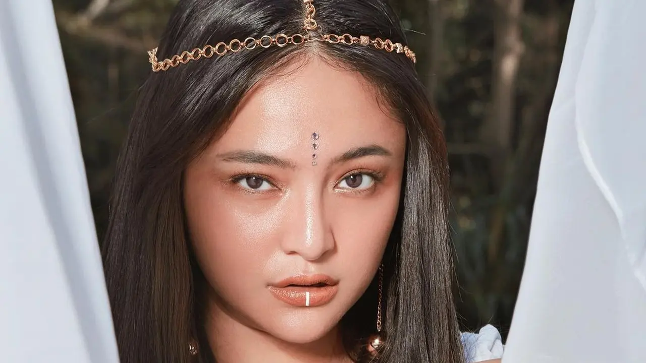 Marshanda tampil cantik dalam pemotretan terbaru (Foto oleh: @dariusmanihuruk, sumber Instagram @marshanda99)