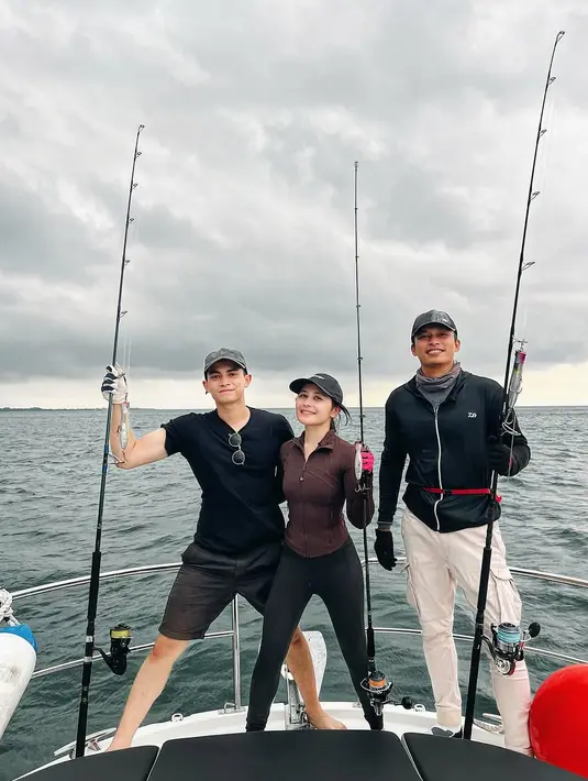 Gaya Prilly kali ini membuktikan bahwa meski sedang mancing di laut, penampilan tetap bisa on point. Ia sukses menyeimbangkan gaya dan fungsi, memperlihatkan bahwa look sporty pun bisa tampil modis saat dipadupadankan dengan tepat.  [@prillylatuconsina96].