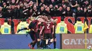 Pemain AC Milan merayakan gol yang behasil dicetak oleh Leonardo Bonucci saat melawan Juventus dalam pertandingan Serie A Italia di Stadion Allianz di Turin (31/3). (Alessandro Di Marco/ANSA via AP)