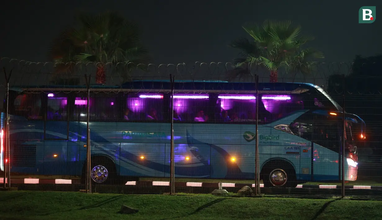 Sebuah bus yang membawa rombongan Timnas Argentina setelah mendarat di Bandara Soekarno Hatta, Tangerang, Jumat (16/6/2023) malam. (Bola.com/M Iqbal Ichsan)
