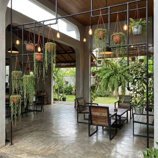 Desain Teras Rumah Teduh dengan Tanaman Gantung