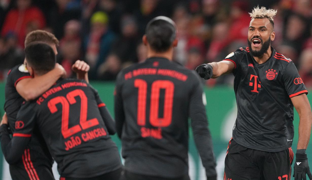 Pemain Bayern Munchen, Eric Maxim Choupo-Moting (kanan) melakukan selebrasi setelah mencetak gol ke gawang FSV Mainz berkat umpan manis Joao Cancelo (kiri) dalam pertandingan 16 besar DFB Pokal 2022/2023. (AP Photo/Michael Probst)