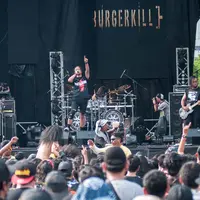 Suasana saat band Metal asal Bandung, Burgerkill tampil dalam festival metal "Hammersonic 2017" di Ecopark Ancol, Jakarta, Minggu (7/5). Hajatan musik bagi para metalheads ini akan ditutup oleh penampilan Megadeath. (Liputan6.com/Gempur M. Surya)