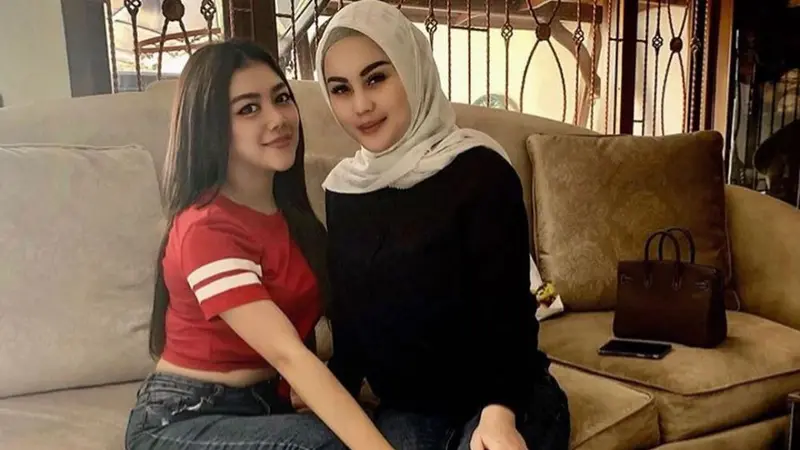 7 Potret Terbaru Jennifer Dunn yang Kini Berhijab