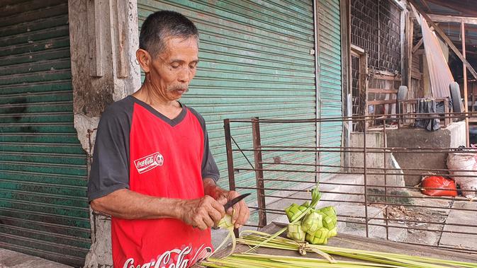 PPKM Darurat, Omzet Pedagang Cangkang Ketupat di Depok Anjlok - Vimarsana News