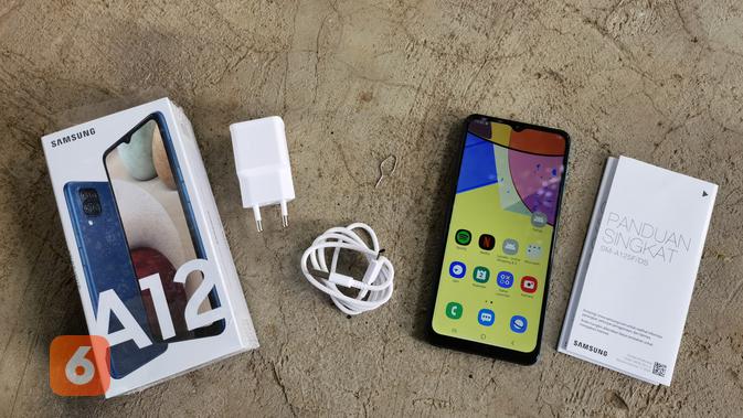 Kelengkapan dalam boks Galaxy A12 (Liputan6.com/ Agustin Setyo W)
