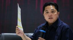 Ketua Umum PSSI, Erick Thohir memberikan keterangan kepada wartawan saat konferensi pers perihal pembentukan Satgas PSSI yang berlangsung di GBK Arena, Senayan, Jakarta, Jumat (28/04/2023). (Bola.com/Bagaskara Lazuardi)