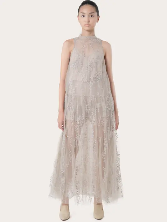 Potongan busana i-line dan a-line dengan detail puff dan oversize cutting yang merupakan DNA dari desain Sapto Djojokartiko dipadu dengan berbagai campuran kain pilihan dan nuansa warna semolina, artichoke, cerulean, dan celosia. Foto: Document/Sapto Djojokartiko.