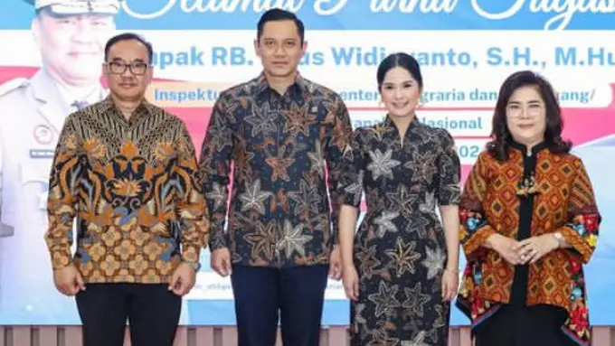 Annisa Pohan Dampingi AHY Mengenakan Batik Sarimbit