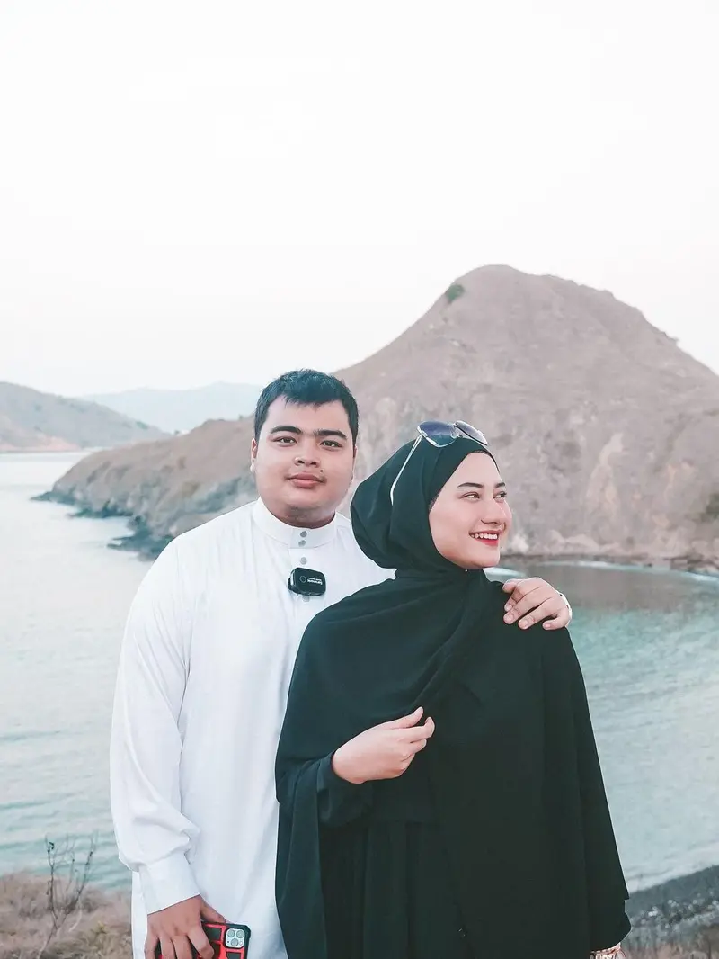 Potret kenangan almarhum Ameer Azzikra bersama sang istri, Nadzira Shafa. (Foto: Instagram @enazirashf_)