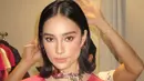 Hadirkan nuansa berbeda di Imlek kali ini dengan makeup vintage bernuansa pink ala Tatjana Saphira ini. [Foto: Instagram/archangelachelsea]